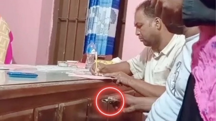 বিএনপি ও আওয়ামী লীগ নেতার যোগসাজশে ভিজিডি চাল বিতরণে ঘুষ গ্রহণ বিএনপি ও আওয়ামী লীগ নেতার যোগসাজশে ভিজিডি চাল বিতরণে ঘুষ গ্রহণ