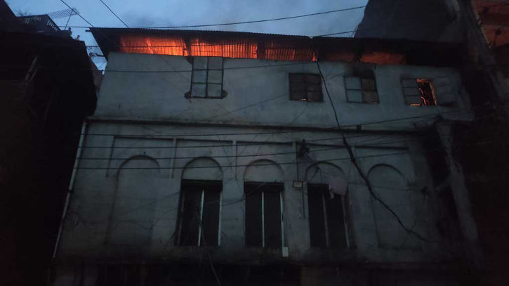 সোয়া এক ঘণ্টা পর নিয়ন্ত্রণে চকবাজারের আগুন