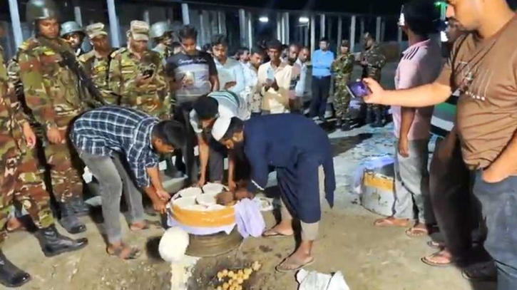 ঈদে অস্বাস্থ্যকর পরিবেশে দই-মিষ্টি মজুত, রংপুরে হিমাগারে অভিযান ও দুই লাখ টাকা জরিমানা ঈদে অস্বাস্থ্যকর পরিবেশে দই-মিষ্টি মজুত, রংপুরে হিমাগারে অভিযান ও দুই লাখ টাকা জরিমানা