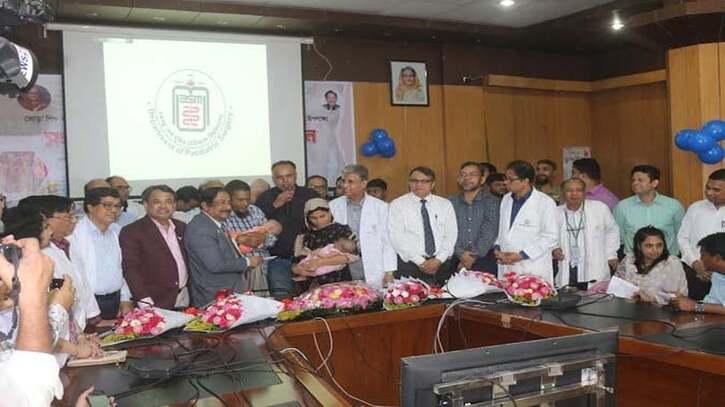 সুস্থ ও আলাদা হয়ে বাড়ি ফিরল জোড়া লাগানো ওমর ফারুক ও আবু বকর সুস্থ ও আলাদা হয়ে বাড়ি ফিরল জোড়া লাগানো ওমর ফারুক ও আবু বকর