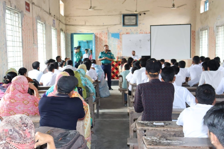 খুলনায় নিরাপদে সড়ক ব্যবহারের নিয়ম সম্পর্কে শিক্ষার্থীদের অবহিতকরণ খুলনায় নিরাপদে সড়ক ব্যবহারের নিয়ম সম্পর্কে শিক্ষার্থীদের অবহিতকরণ