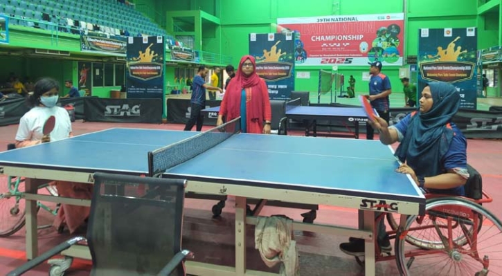 শারীরিক প্রতিবন্ধী টিটি খেলোয়াড় আঁখির জায়গা হয়নি পরিবারে শারীরিক প্রতিবন্ধী টিটি খেলোয়াড় আঁখির জায়গা হয়নি পরিবারে