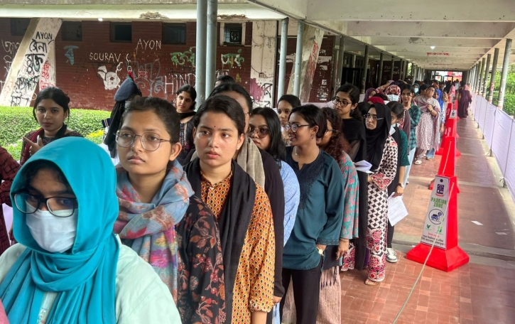 যথাসময়ে শুরু হয়েছে ডাকসু ভোট গ্রহণ কার্যক্রম বাসস যথাসময়ে শুরু হয়েছে ডাকসু ভোট গ্রহণ কার্যক্রম বাসস