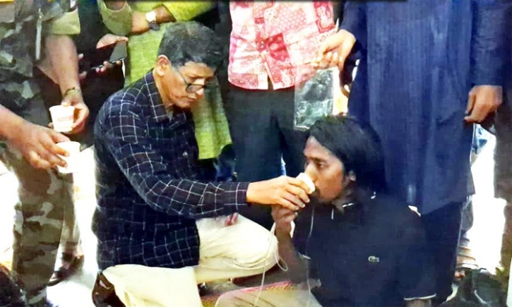 ৫২ ঘণ্টা পর চবি’র ৯ শিক্ষার্থীর অনশন ভাঙালেন উপাচার্য ৫২ ঘণ্টা পর চবি’র ৯ শিক্ষার্থীর অনশন ভাঙালেন উপাচার্য