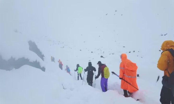 এভারেস্টের কাছে তুষারঝড়ে আটকে পড়া সব হাইকার উদ্ধার এভারেস্টের কাছে তুষারঝড়ে আটকে পড়া সব হাইকার উদ্ধার