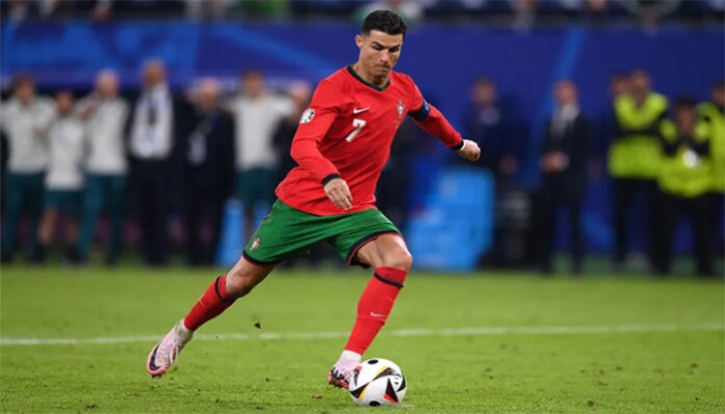 ফুটবলে প্রথম বিলিয়নিয়ার রোনাল্ডো