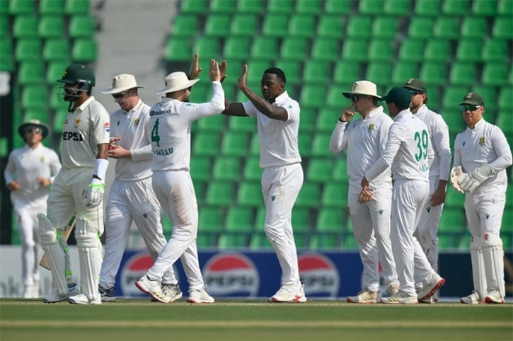 দক্ষিণ আফ্রিকার দরকার ২২৬ রান, পাকিস্তানের ৮ উইকেট দক্ষিণ আফ্রিকার দরকার ২২৬ রান, পাকিস্তানের ৮ উইকেট