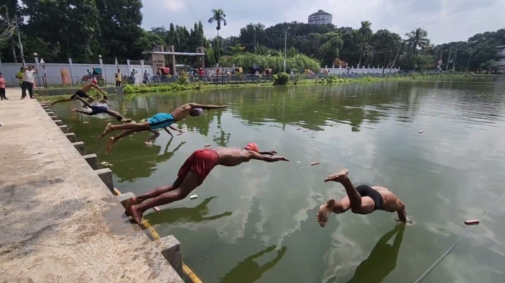 নেত্রকোণায় মাসব্যাপী সাঁতার প্রশিক্ষণ শুরু নেত্রকোণায় মাসব্যাপী সাঁতার প্রশিক্ষণ শুরু