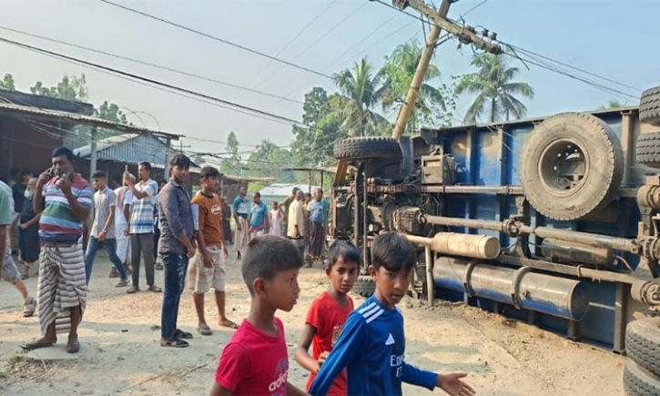 পাবনায় ট্রাকচাপায় দুই স্কুলশিক্ষার্থীসহ নিহত ৩ পাবনায় ট্রাকচাপায় দুই স্কুলশিক্ষার্থীসহ নিহত ৩