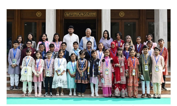 নতুন কুঁড়ি’ বিজয়ীদের মধ্যে পুরস্কার বিতরণ