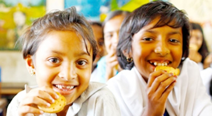 দেশের ১৬৫ উপজেলার প্রাথমিক বিদ্যালয়ে স্কুল ফিডিং কার্যক্রম শুরু