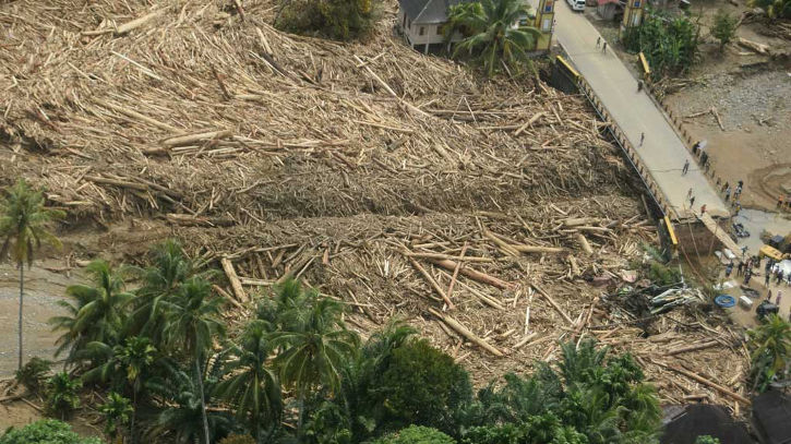 ইন্দোনেশিয়ার সুমাত্রায় ঝড়, বন্যায় মৃত্যু অন্তত ৭০০, বন উজাড়কে দায়