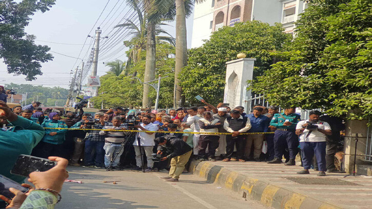 খুলনায় আদালত চত্বরে দুজনকে গুলি করে হত্যা