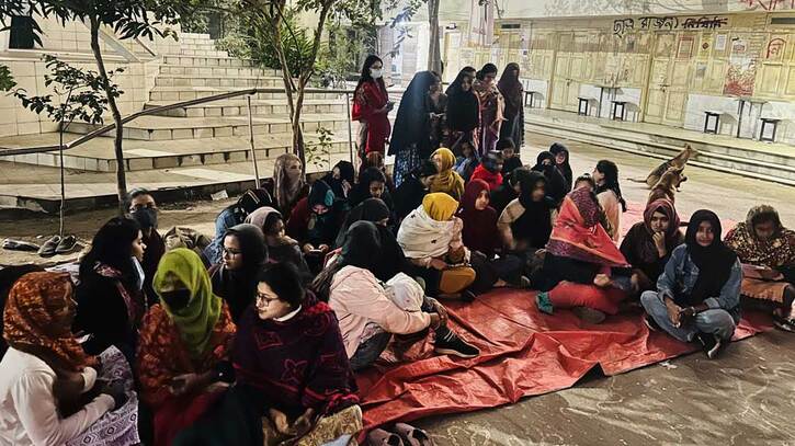 জবির দ্বিতীয় ক্যাম্পাস: মধ্যরাতে অনশনস্থলে ছাত্রীরা, অসুস্থ ১৪ জবির দ্বিতীয় ক্যাম্পাস: মধ্যরাতে অনশনস্থলে ছাত্রীরা, অসুস্থ ১৪