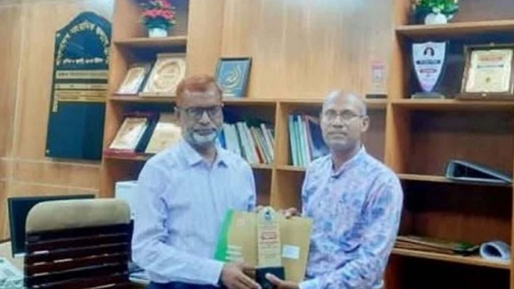 জুলাই আন্দোলনে হামলার আসামিকে ‘সাহসী সাংবাদিক’ সম্মাননা, সমালোচনার ঝড় জুলাই আন্দোলনে হামলার আসামিকে ‘সাহসী সাংবাদিক’ সম্মাননা, সমালোচনার ঝড়