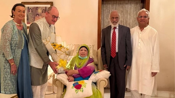 বিদায়ী জার্মান রাষ্ট্রদূতের সঙ্গে খালেদা জিয়ার সৌজন্য সাক্ষাৎ বিদায়ী জার্মান রাষ্ট্রদূতের সঙ্গে খালেদা জিয়ার সৌজন্য সাক্ষাৎ