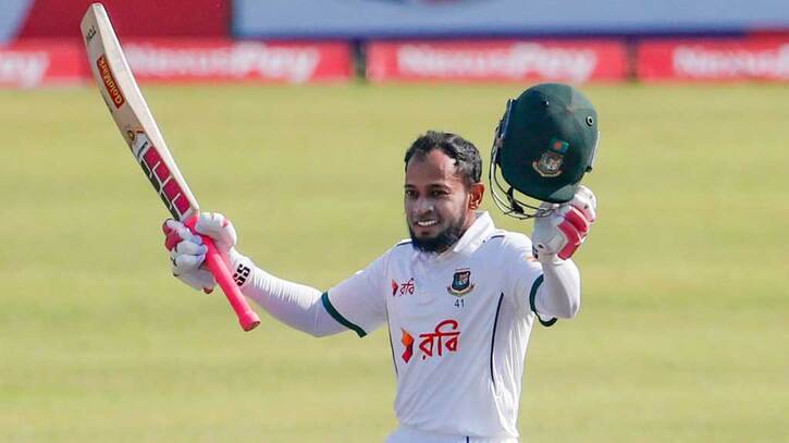 শত টেস্টের গৌরবে শতরানের হাসি মুশফিকের