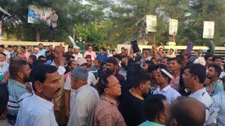 মোংলায় এনসিপির মামলার প্রতিবাদে বিএনপির থানা ঘেরাও মোংলায় এনসিপির মামলার প্রতিবাদে বিএনপির থানা ঘেরাও