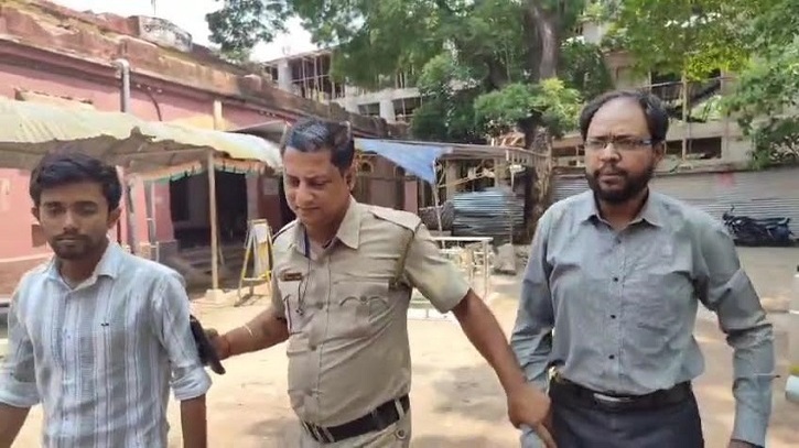 পাকিস্তানের পতাকা উত্তোলন করে অস্থিরতা তৈরির পরিকল্পনা, ২ জন গ্রেফতার পাকিস্তানের পতাকা উত্তোলন করে অস্থিরতা তৈরির পরিকল্পনা, ২ জন গ্রেফতার