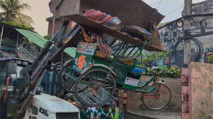 ডিএনসিসির অভিযানে ক্ষতিগ্রস্ত চালকদের প্যাডেলচালিত রিকশা উপহার দিলেন আমিনুল হক ডিএনসিসির অভিযানে ক্ষতিগ্রস্ত চালকদের প্যাডেলচালিত রিকশা উপহার দিলেন আমিনুল হক