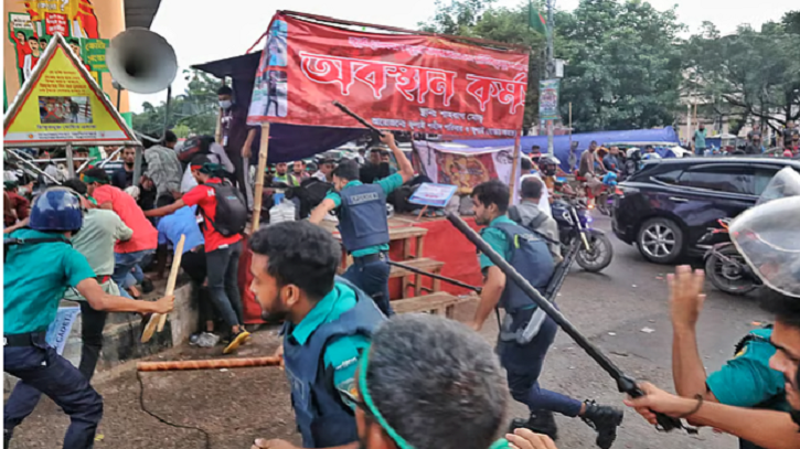 হাতাহাতি-লাঠিপেটায় শাহবাগ ছাড়লেন ‘জুলাই সনদ’ দাবিতে অবস্থানকারীরা হাতাহাতি-লাঠিপেটায় শাহবাগ ছাড়লেন ‘জুলাই সনদ’ দাবিতে অবস্থানকারীরা