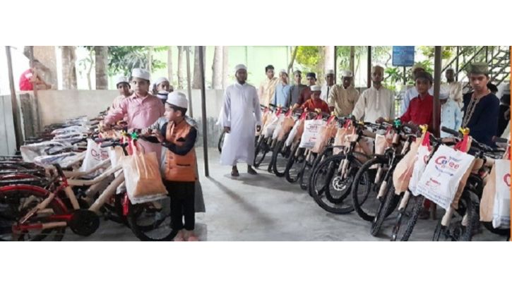 জামাতে নামাজ পড়ে সাইকেল পেল ৩৩ কিশোর জামাতে নামাজ পড়ে সাইকেল পেল ৩৩ কিশোর