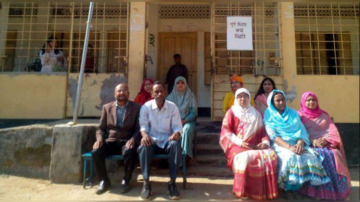 প্রাথমিক শিক্ষকদের লাগাতার কর্মবিরতি শুরু