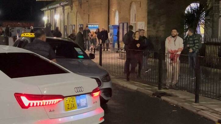 যুক্তরাজ্যে ট্রেনে ছুরিকাঘাত, হাসপাতালে ১০ জন যুক্তরাজ্যে ট্রেনে ছুরিকাঘাত, হাসপাতালে ১০ জন