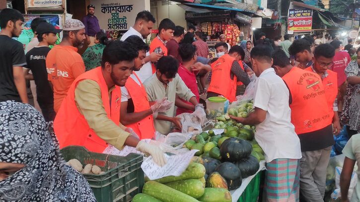 কম দামে ভ্যানে সবজি বিক্রি করল নাসিরনগর ছাত্রদল কম দামে ভ্যানে সবজি বিক্রি করল নাসিরনগর ছাত্রদল