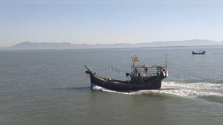 দুটি ট্রলারসহ আরও ১২ জেলেকে ধরে নিয়ে গেল আরাকান আর্মি