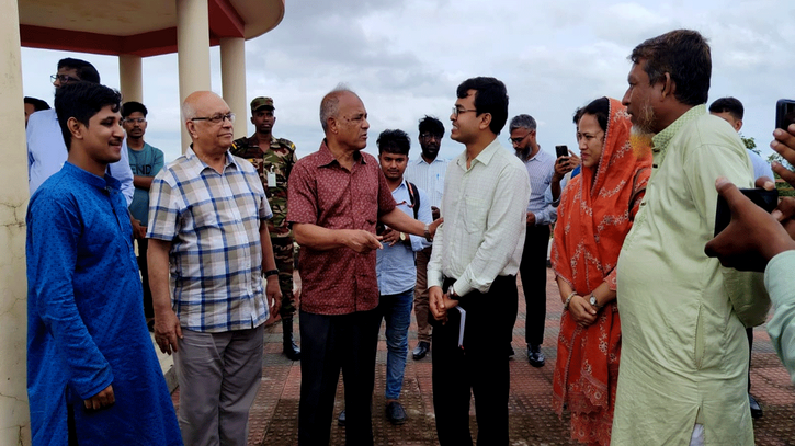 রোহিঙ্গা শিবিরে অস্ত্রধারীদের বিরুদ্ধে ব্যবস্থা নেওয়া হবে: স্বরাষ্ট্র উপদেষ্টা