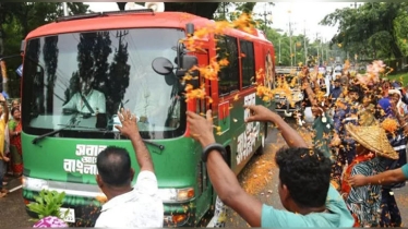 সিলেটে চা শ্রমিকদের ফুলবৃষ্টিতে সিক্ত প্রধানমন্ত্রী