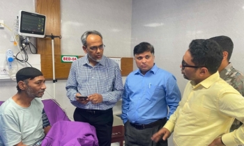 শিশু রামিসার বাবাকে দেখতে হাসপাতালে বিএনপি নেতা ডা. রফিক
