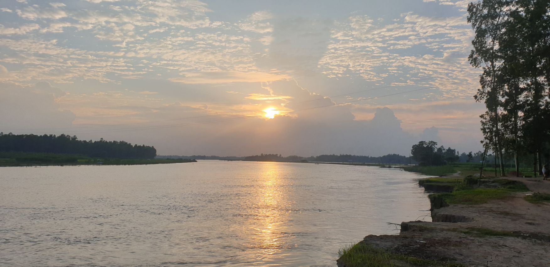 নদী তীরের সন্ধ্যাবেলা