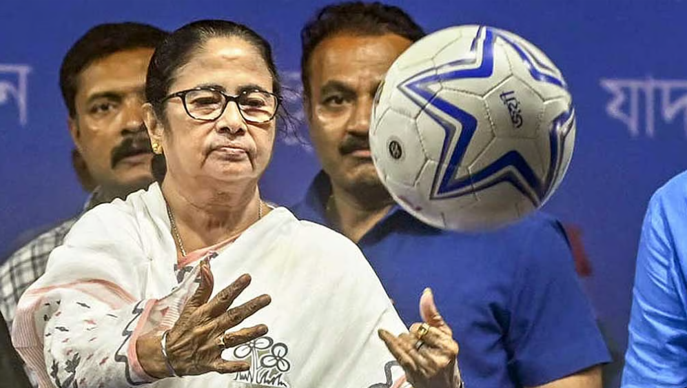 উপনির্বাচনে ‘ফুটবল খেলোয়াড়’ নিয়ে নামবেন মমতা, বিদ্রোহীদের ‘খাম’