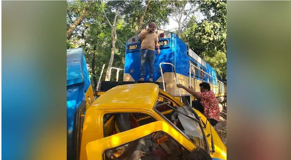 কভার্ড ভ্যানকে ধাক্কা দিয়ে লাইনচ্যুত কক্সবাজার এক্সপ্রেস