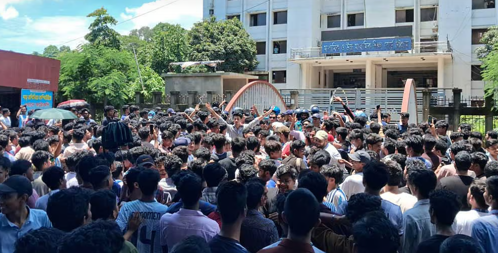 সারাদেশে একসঙ্গে এইচএসসি পরীক্ষা নেওয়ার দাবিতে চট্টগ্রামে বিক্ষোভ