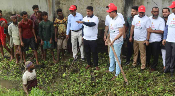 চট্টগ্রামে ডেঙ্গু প্রতিরোধে পুকুর পরিষ্কার করলেন ডিসি-এসপি