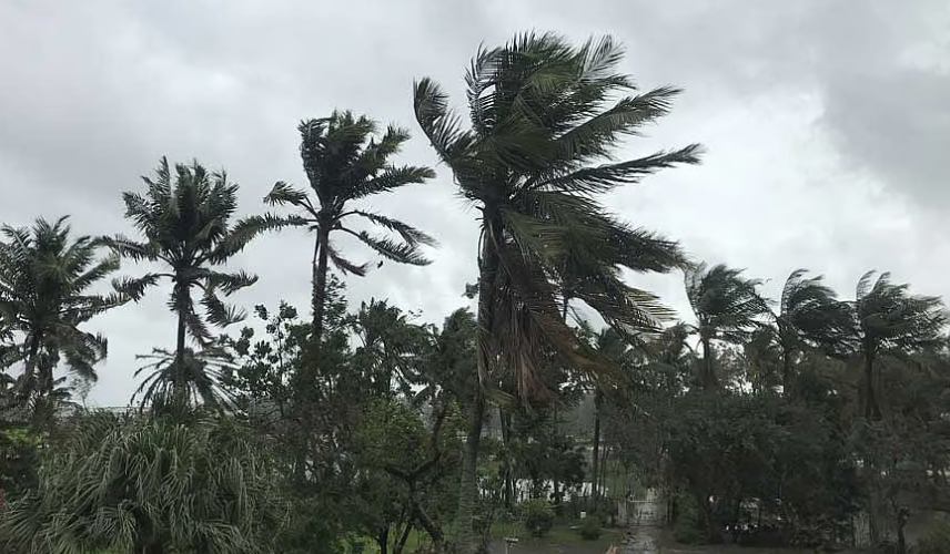 গভীর নিম্নচাপে ঝড়ো হাওয়ার আভাস, বন্দরে সংকেত বহাল