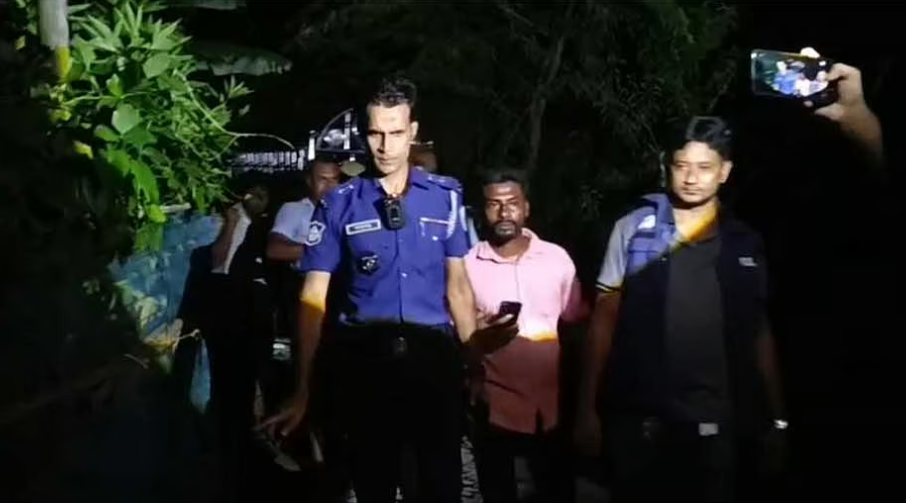 সাতক্ষীরায় গভীর রাতে নজরুলপত্নী মরিয়মের দাফন