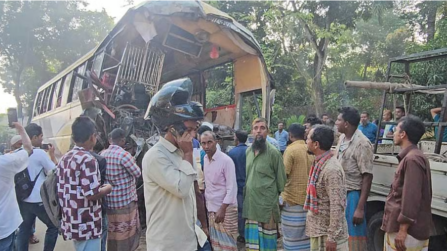 নাটোরে বাস ও ট্রাকের সংঘর্ষে নিহত ১২