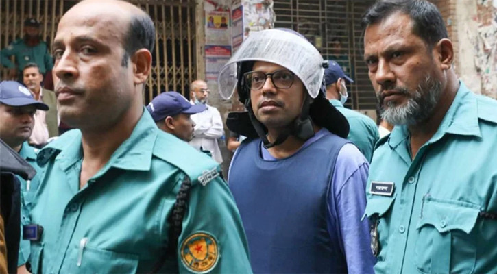 সিঁড়ি দিয়ে তোলা ও পেছন দিকে হাতকড়া পরানো নিয়ে পলকের ক্ষোভ
