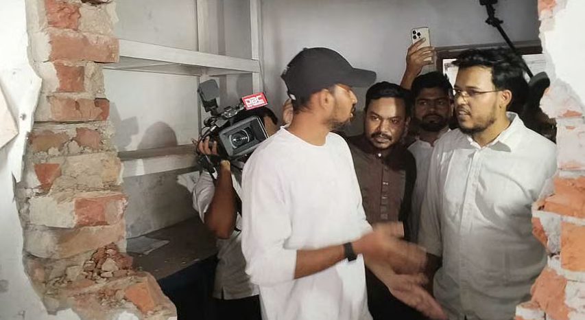 ‘এমপির নেতৃত্বে ধ্বংসযজ্ঞ-মবতন্ত্র’: মিরপুরে স্বাস্থ্যকেন্দ্র গুঁড়িয়ে দেওয়া প্রসঙ্গে আসিফ মাহমুদ