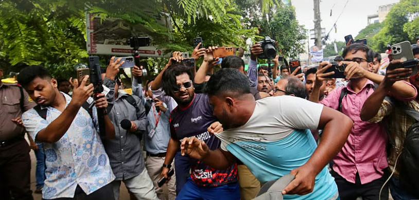 ৩২ নম্বরে একজন আটক, দুজনকে মারধর
