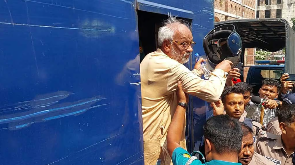 হেলমেট ছুঁড়ে ফেলে আখতারুজ্জামান বললেন, ‘কেন আমি হেলমেট পরব’