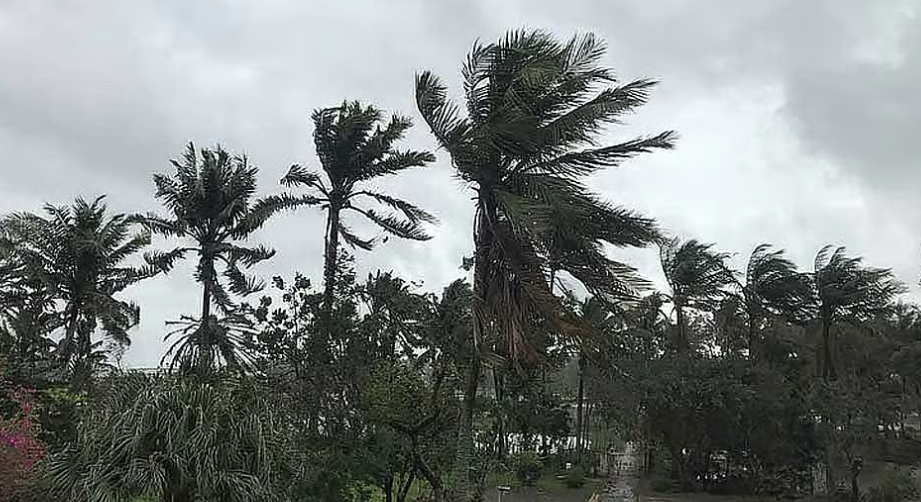 সাগরে গভীর নিম্নচাপ, উপকূলে ঝড়ো হাওয়ার পূর্বাভাস