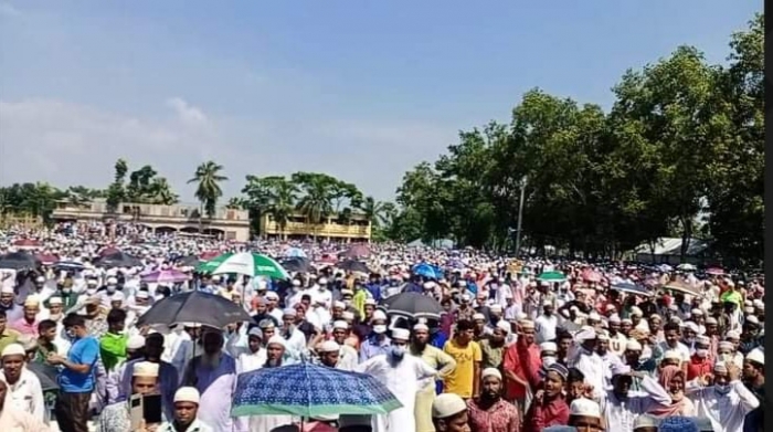 লাখো মানুষের উপস্থিতিতে ধামতীর পীরের জানাযা ও দাফন সম্পন্ন