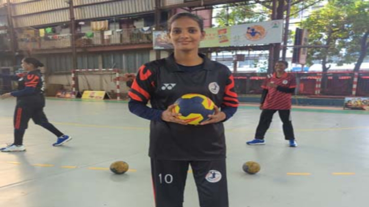 ১১ মাসের শিশুকে নিয়ে হ্যান্ডবল মাঠে লড়াকু তানজিমা