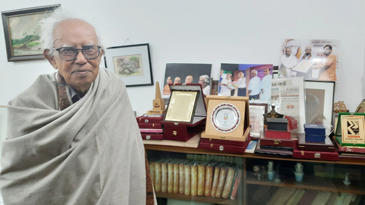 হাসপাতাল থেকে বাসায় ফিরেছেন ভাষাসৈনিক আহমদ রফিক
