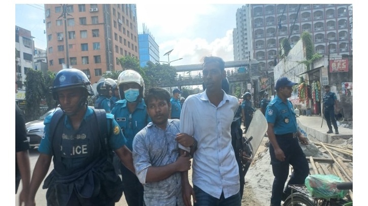 কাকরাইলে আন্দোলনকারী ডিপ্লোমা প্রকৌশলীদের লাঠিচার্জ